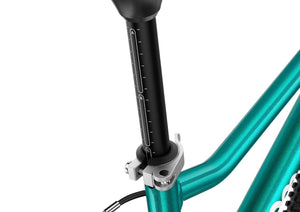 Woom GO 3 AUTOMAGIC A-B-C seatpost markings for precise adjustment of the saddle height in relation to the handlebars.